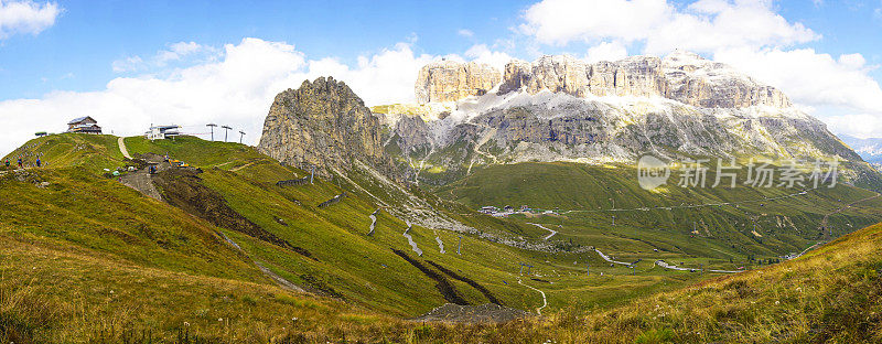 从Viel dei Pan徒步旅行到意大利北部的Dolomites，美丽的sela组Dolomites。